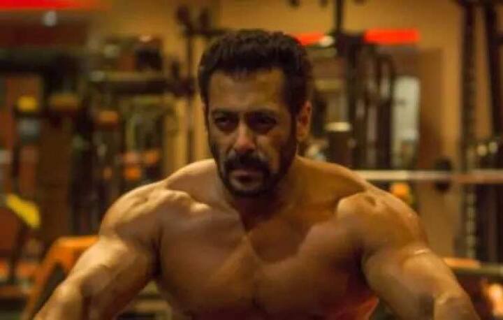ਭਲਾ ਅਜਿਹੇ ਵਿੱਚ ਸਲਮਾਨ ਖ਼ਾਨ ਕਿੱਦਾਂ ਪਿੱਛੇ ਰਹਿ ਸਕਦੇ ਹਨ.ਲਿਸਟ ਵਿੱਚ ਤੀਜੇ ਨੰਬਰ ਤੇ ਹਨ ਸਲਮਾਨ ਖ਼ਾਨ ਹਨ.ਫ਼ਿਲਮਾਂ ਦੀ ਗੱਲ ਕਰੀਏ ਤਾਂ ਸਲਮਾਨ ਆਖਰੀ ਵਾਰ
