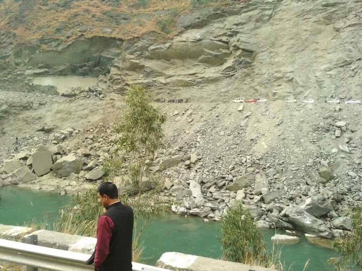 ਹਾਦਸਾ ਰਾਮਪੁਰ ਕੋਲ ਨਿਰਮੰਡ ਰੋੜ ਉੱਤੇ ਸਤੁਲਜ ਨਦੀ ਦੇ ਸੱਜੇ ਪਾਸੇ ਹੋਇਆ ਹੈ।