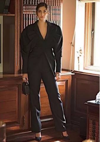 ਬਲੈਕਡ੍ਰੈਸ ਨਾਲ ਸੋਨਮ ਨੇ ਹੈ ਹੀਲ ਪਾਈ ਹੈ ਅਤੇ ਵਿਚਕਾਰੋਂ ਵਾਲਾਂ ਨੂੰ ਦਿਵਾਈਡ ਕਰਕੇ ਜੂੜੀ ਬਣਾਈ ਹੈ ਤੇ ਇੱਕ ਬਲੈਕ ਪਰਸ ਹੱਥ ਵਿੱਚ ਫੜਿਆ ਹੋਇਆ ਹੈ,ਜੋ ਉਸਦੀ ਲੁੱਕ ਨੂੰ ਚਾਰ ਚੰਨ ਲਾ ਰਿਹਾ ਹੈ.