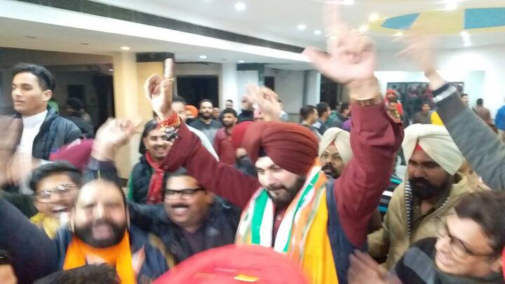 ਅੰਮ੍ਰਿਤਸਰ ਦੇ ਇੱਕ ਮੈਰਿਜ ਪੈਲੇਸ 'ਚ ਕਾਂਗਰਸੀ ਵਰਕਰਾਂ ਨਾਲ ਢੋਲ ਦੀ ਥਾਪ' ਤੇ ਨਵਜੋਤ ਸਿੰਘ ਸਿੱਧੂ ਨੇ ਖੂਬ ਭੰਗੜਾ ਪਾਇਆ। 