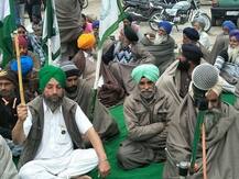 ਜ਼ਮੀਨ ਕੁਰਕ ਕਰਨ ਦਾ ਦੌਰਾ ਜਾਰੀ, ਅੱਕੇ ਕਿਸਾਨਾਂ ਨੇ ਸੂਦ ਖੋਰ ਦਾ ਪੁਤਲਾ ਫੂਕਿਆ...