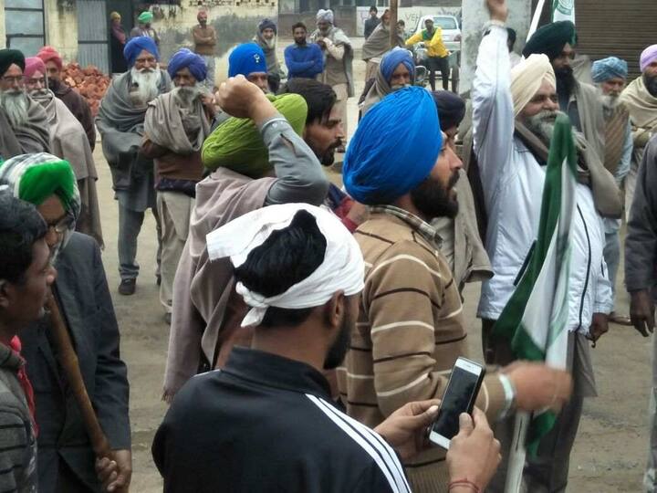 ਬੀਤੇ ਦਿਨ ਪਿੰਡ ਬਰਸਟ ਵਿੱਚ ਸੂਦ ਖੋਰ ਵੱਲੋਂ ਧੋਖੇ ਨਾਲ ਪਰਨੋਟਾਂ 'ਤੇ ਦਸਖਤ ਕਰਵਾ ਕੇ, ਉਸ ਦੀ ਜਮੀਨ ਜੋ 18 ਬਿਘੇ ਦੇ ਕਰੀਬ ਬਣਦੀ ਹੈ ਅਦਾਲਤ ਸਿਵਲ ਜੱਜ ਜੂਨੀਅਰ ਡਵੀਜਨ ਮਿਸ ਰਮਨਦੀਪ ਨੀਟੂ (ਡੀ.ਸੀ.ਐਸ.) ਵਲੋਂ ਕੁਰਕੀ ਦੇ ਆਡਰ ਲਿਆ ਕੇ ਜਮੀਨ ਦੀ ਨਿਲਾਮੀ ਆਪਣੇ ਹੱਕ ਵਿੱਚ ਕਰਵਾਉਣ ਲਈ ਕੀਤੀ ਜਾ ਰਹੀ ਚਾਰਾਜੋਈ ਦਾ ਇਲਾਕੇ ਦੇ ਭਾਰਤੀ ਕਿਸਾਨ ਯੂਨੀਅਨ ਏਕਤਾ ਡਕੌਂਦਾ ਦੇ ਮੈਂਬਰਾਂ ਨੇ ਇਕੱਠੇ ਹੋ ਕੇ ਵਿਰੋਧ ਕੀਤਾ ਨਾਲ ਹੀ ਉਨ੍ਹਾਂ ਨੇ ਸੂਦ ਖੋਰ ਦਾ ਪਿੰਡ ਵਿੱਚ ਹੀ ਪੁਤਲਾ ਫੂਕਿਆ।