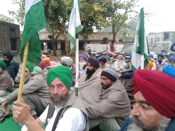 ਉਨ੍ਹਾਂ ਸਰਕਾਰ ਦੀ ਕਿਸਾਨ ਦੀਆਂ ਕੁਰਕੀਆਂ ਨਾ ਹੋਣ ਦੀ ਦੋਗਲੀ ਨੀਤੀ ਦਾ ਵਿਰੋਧ ਕੀਤਾ ਕਿ ਕੈਪਟਨ ਸਰਕਾਰ ਕਿਸੇ ਵੀ ਕਿਸਾਨ ਦੀ ਕੁਰਕੀ ਨਹੀਂ ਹੋਣ ਦੇਵੇਗੀ। ਪਰੰਤੂ ਅਦਾਲਤਾਂ ਵੱਲੋਂ ਬਾਰ-ਬਾਰ ਕੁਰਕੀਆਂ ਦੇ ਆਊਡਰ ਆਉਣ ਕਾਰਨ ਕਿਸਾਨ ਖੁਦਕਸ਼ੀਆਂ ਦੇ ਰਾਹ ਪੈ ਰਹੇ ਹਨ।