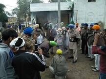 ਜ਼ਮੀਨ ਕੁਰਕ ਕਰਨ ਦਾ ਦੌਰਾ ਜਾਰੀ, ਅੱਕੇ ਕਿਸਾਨਾਂ ਨੇ ਸੂਦ ਖੋਰ ਦਾ ਪੁਤਲਾ ਫੂਕਿਆ...