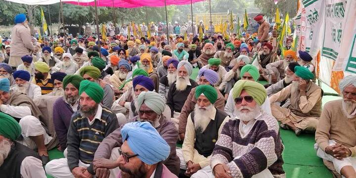 ਪ੍ਰਦਰਸ਼ਨਕਾਰੀਆਂ ਨੇ ਕਿਹਾ ਕਿ ਪਟਿਆਲਾ ਵਿਖੇ ਸੰਘਰਸ਼ ਦੌਰਾਨ ਪੰਜਾਬ ਸਰਕਾਰ ਨੇ ਉਨ੍ਹਾਂ ਨਾਲ ਮੀਟਿੰਗ ਤੈਅ ਕੀਤੀ ਸੀ ਪਰ ਕਿਸਾਨਾਂ ਨੂੰ ਬਿਨਾ ਦੱਸੇ ਹੀ ਸਰਕਾਰ ਮੀਟਿੰਗ ਤੋਂ ਮੁੱਕਰ ਗਈ। 