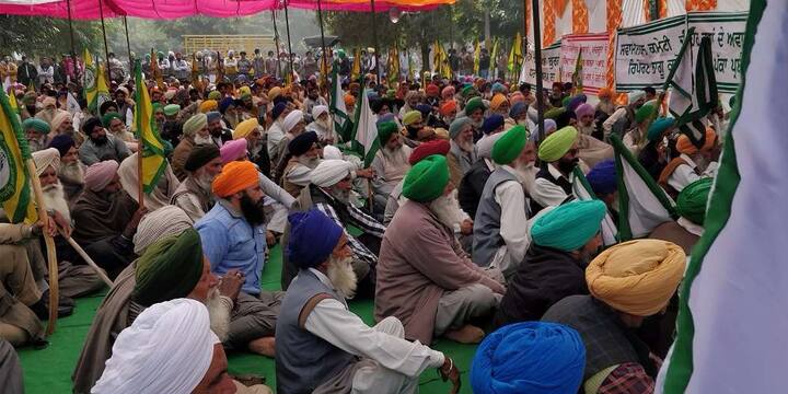 ਆਗੂਆਂ ਨੇ ਕਿਹਾ ਕਿ ਕਾਂਗਰਸ ਦੀ ਸੂਬਾ ਸਰਕਾਰ ਲਗਾਤਾਰ ਲਾਰੇ ਲਗਾ ਕੇ ਸਮਾਂ ਲੰਘਾ ਰਹੀ ਹੈ ਤੇ ਹੁਣ ਇੱਕ ਵਾਰ ਫਿਰ ਢਾਈ ਏਕੜ ਤਕ ਦੇ ਕਿਸਾਨਾਂ ਦਾ ਸਿਰਫ ਫਸਲੀ ਕਰਜਾ ਮਾਫ ਕਰਨ ਦਾ ਫੈਸਲਾ ਕੀਤਾ ਗਿਆ ਹੈ ਉਹ ਵੀ ਤਿੰਨ ਵਾਰੀਆਂ ਵਿੱਚ ਪਹਿਲੇ ਸਹਿਕਾਰੀ ਬੈਂਕਾਂ ਦਾ ਤੇ ਉਸ ਤੋਂ ਬਾਦ ਸਰਕਾਰੀ ਤੇ ਫੇਰ ਨਿਜੀ ਬੈਂਕਾਂ ਦਾ ਜੋ ਸਰਾਸਰ ਧੋਖਾ ਹੈ। 
