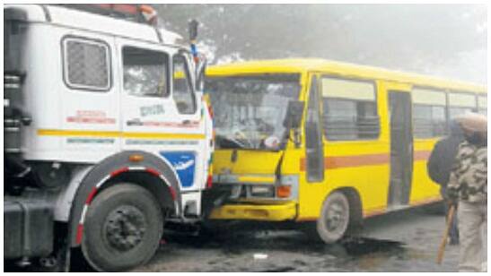 news ਧੁੰਦ ਨਾਲ ਦੋ ਹਾਦਸੇ- ਇੱਕ 'ਚ ਭੈਣ ਭਰਾ ਦੀ ਮੌਤ, ਦੂਜੇ 'ਚ ਵਿਦਿਆਰਥਣਾਂ ਜ਼ਖ਼ਮੀ