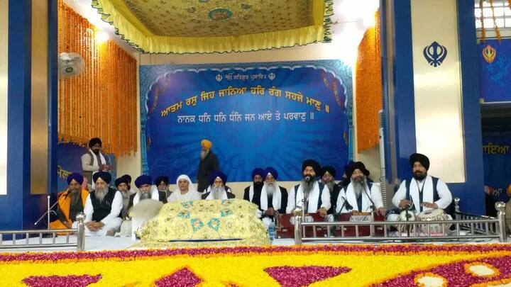  ਅੱਜ ਸ਼੍ਰੋਮਣੀ ਅਕਾਲੀ ਦਲ ਦਾ ਸਥਾਪਨਾ ਦਿਹਾੜਾ ਹੈ। ਅੰਮ੍ਰਿਤਸਰ ਦੇ ਮੰਜੀ ਸਾਹਿਬ ਦੀਵਾਨ ਹਾਲ ਵਿੱਚ ਇਸ ਸਬੰਧੀ ਸਮਾਗਮ ਕਰਵਾਇਆ ਗਿਆ। ਇਸ ਮੌਕੇ ਸਾਬਕਾ ਮੁੱਖ ਮੰਤਰੀ ਪ੍ਰਕਾਸ਼ ਸਿੰਘ ਬਾਦਲ, ਸੁਖਬੀਰ ਬਾਦਲ, ਹਰਸਿਮਰਤ ਬਾਦਲ ਤੋਂ ਇਲਾਵਾ ਹੋਰ ਅਕਾਲੀ ਲੀਡਰ ਸਮਾਗਮ ਵਿੱਚ ਸ਼ਾਮਲ ਹੋਏ। ਵੇਖੋ ਤਸਵੀਰਾਂ-