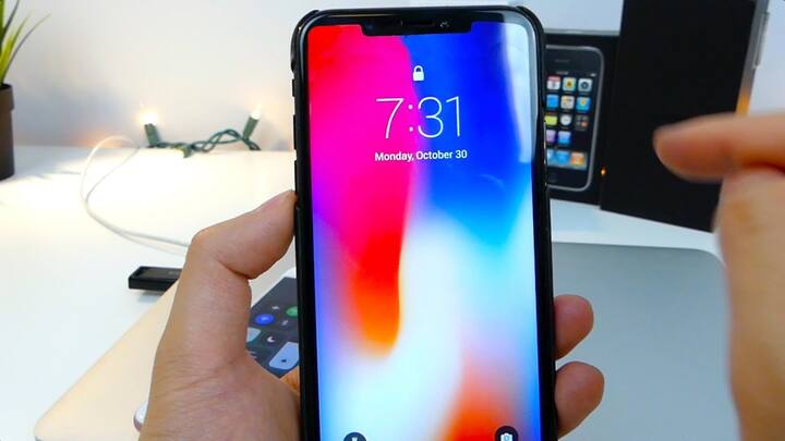 S9 ਦੇ ਫੀਚਰ ਦੀ ਗੱਲ ਕਰੀਏ ਤਾਂ ਇਸ ਵਿੱਚ ਮੀਡੀਆਟੈੱਕ P40 ਪ੍ਰੋਸੈਸਰ, 6 ਜੀਬੀ ਰੈਮ ਹੈ। ਇਸ ਤੋਂ ਇਲਾਵਾ ਇਸ ਵਿੱਚ 128 ਜੀਬੀ ਡਾਟਾ ਸਟੋਰ ਕੀਤਾ ਜਾ ਸਕਦੇ ਹੈ। P40 ਵਿੱਚ 5.85 ਇੰਚ ਦੀ AMOLED ਸਕਰੀਨ ਹੈ। ਕੈਮਰਾ 16 ਮੈਗਾਪਿਕਸਲ ਦਾ ਹੈ। ਫਰਕ ਸਿਰਫ ਇੰਨਾ ਹੈ ਕਿ ਇਸ ਦਾ ਫਿੰਗਰਪ੍ਰਿੰਟ ਸੈਂਸਰ ਪਿਛਲੇ ਪਾਸੇ ਹੈ ਜਦਕਿ ਆਈਫੋਨ ਦਾ ਅੱਗੇ।