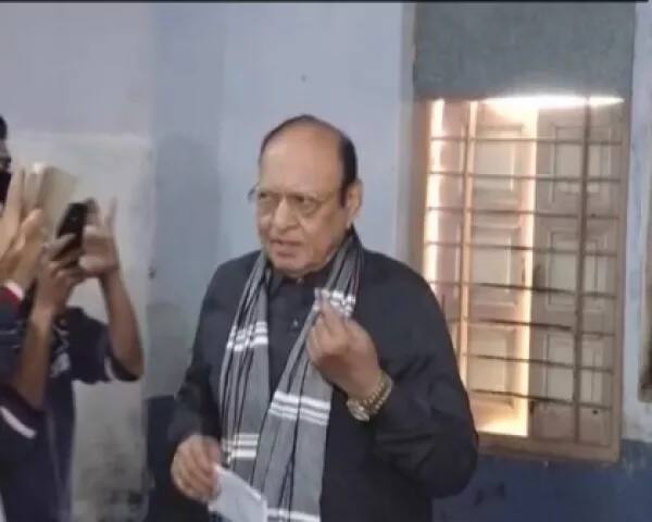 ਸ਼ੰਕਰ ਸਿੰਘ ਬਾਘੇਲਾ ਨੇ ਵੀ ਵੋਟਿੰਗ ਕੀਤੀ ਅਤੇ ਫਿਰ ਫੋਟੋਗ੍ਰਾਫਰਾਂ ਨੂੰ ਪੋਜ਼ ਦਿੱਤਾ।