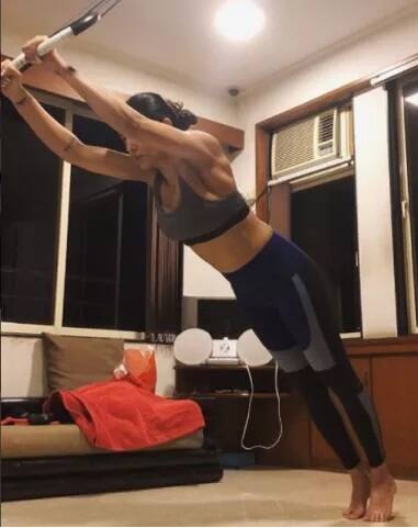 ਸੁਸ਼ਮਿਤਾ ਨੇ 2004 ਵਿੱਚ ਸਾਹਰੁਖ ਖ਼ਾਨ ਨਾਲ ਫ਼ਿਲਮ ਮੈਂ ਹੂੰ ਨਾ ਵਿੱਚ ਕੰਮ ਕੀਤਾ ਸੀ ਜੋ ਉਸ ਸਮੇਂ ਦੀ ਦੂਜੀ ਸਭ ਤੋਂ ਸਫ਼ਲ (ਹਿੱਟ) ਫ਼ਿਲਮ ਰਹੀ। 