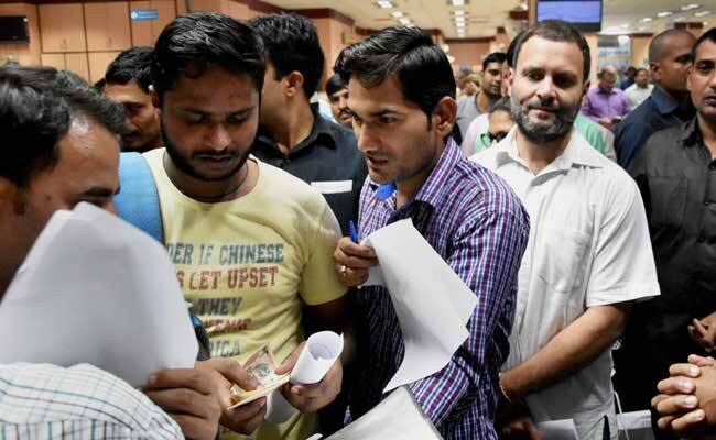 ਰਾਹੁਲ ਗਾਂਧੀ ਲੋਕਾਂ ਵਿੱਚ ਕਾਫੀ ਵਿਚਰਦੇ ਹਨ। ਨੋਟਬੰਦੀ ਦੌਰਾਨ ਵੀ ਉਹ ਆਪੇ ਚੱਲ ਕੇ ਆਪਣੇ ਪੁਰਾਣੇ ਨੋਟ ਬਦਲਾਉਣ ਗਏ ਸਨ। 