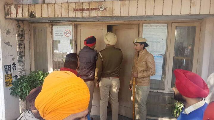 ਇਸ ਤੋਂ ਇਲਾਵਾ ਪਟਿਆਲਾ ਤੋਂ ਅਕਾਲੀਆਂ ਨੇ ਕਾਂਗਰਸੀਆਂ 'ਤੇ ਬੂਥਾਂ 'ਤੇ ਕਬਜ਼ਾ ਕਰਨ ਦਾ ਇਲਜ਼ਾਮ ਵੀ ਲਾਇਆ ਹੈ।