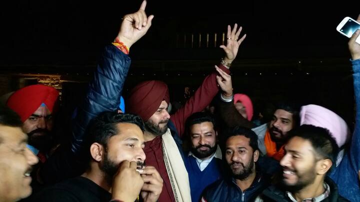 ਮਿਉਂਸਪਲ ਚੋਣਾਂ ਵਿੱਚ ਕਾਂਗਰਸ ਦੀ ਹੂੰਝਾ ਫੇਰ ਜਿੱਤ ਹੋਈ ਹੈ। ਇਸ ਜਿੱਤ ਦੀ ਖੁਸ਼ੀ ਮਨਾ ਰਹੇ ਸਥਾਨਕ ਸਰਕਾਰਾਂ ਬਾਰੇ ਮੰਤਰੀ ਨਵਜੋਤ ਸਿੱਧੀ ਤੇ ਹੋਰ। ਵੇਖੋ ਤਸਵੀਰਾਂ-