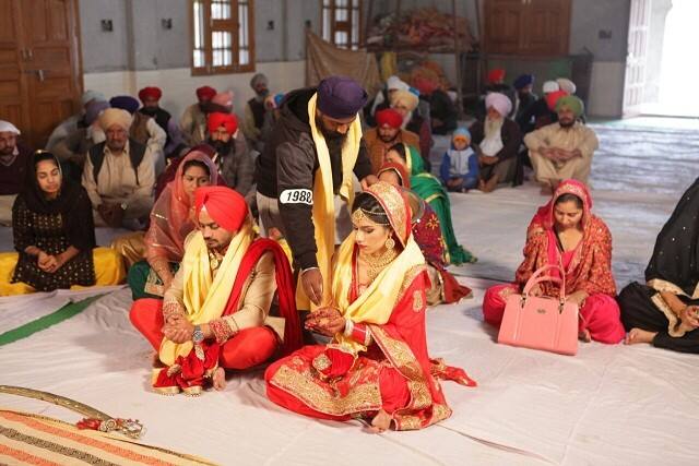 ਅਸਲ ਵਿੱਚ ਲਾੜਾ ਗੁਰਲੀਨ ਸਿੰਘ ਤੇ ਲਾੜੀ ਜਸਪ੍ਰੀਤ ਕੌਰ ਦਾ ਪਰਿਵਾਰ ਇਲਾਕੇ ਦੀ 'ਸੰਸਥਾ ਨਵੀਂ ਪੁਲਾਂਗ ਨਵੀਂ ਸੋਚ' ਨਾਲ ਜੁੜਿਆ ਹੋਇਆ ਹੈ। ਜਿਹੜੀ ਸੰਸਥਾ ਕਰਜ਼ੇ ਵਿੱਚ ਡੁੱਬੀ ਪੇਂਡੂ ਆਰਥਿਕਤਾ ਨੂੰ ਬਚਾਉਣ ਲਈ ਸੁੱਖ-ਦੁੱਖ ਦੇ ਪ੍ਰੋਗਰਾਮਾਂ ਨੂੰ ਨਾ-ਮਾਤਰ ਖਰਚੇ ਕਰਕੇ ਕਰਾਉਂਦੀ ਹੈ। ਇਸ ਸੰਸਥਾ ਨਾਲ ਪੰਜਾਬ ਦੇ ਤਿੰਨ ਜ਼ਿਲ੍ਹਿਆਂ ਦੇ ਸੈਂਕੜੇ ਪਿੰਡ ਜੁੜੇ ਹੋਏ ਹਨ।