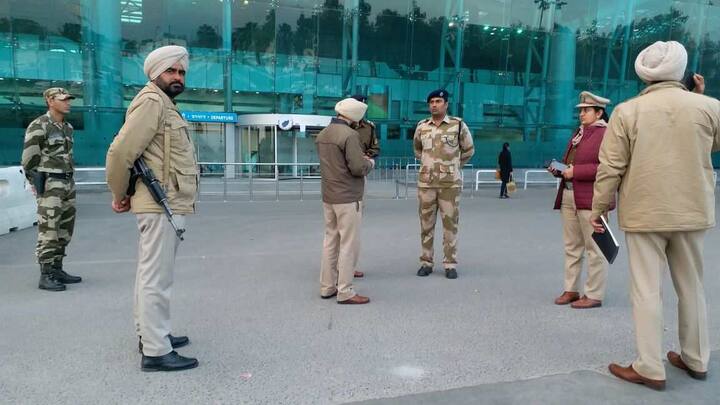 ਸੂਤਰਾਂ ਮੁਤਾਬਕ ਸੁਰੱਖਿਆ ਏਜੰਸੀਆਂ ਨੇ ਹਵਾਈ ਅੱਡੇ 'ਤੇ ਹਮਲਾ ਹੋਣ ਦੇ ਖਦਸ਼ੇ ਦੇ ਚੱਲਦਿਆਂ ਚੌਕਸੀ ਵਧਾਈ ਹੈ।