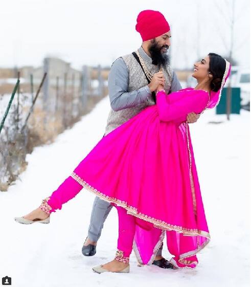  ਜਿਕਰਯੋਗ ਹੈ ਕਿ ਜਗਮੀਤ ਸਿੰਘ ਧਾਲੀਵਾਲ (38) ਦੀ ਬਰੈਂਪਟਨ ਵਿੱਖੇ ਗੁਰਕਿਰਨ ਕੌਰ ਸਿੱਧੂ (27) ਨਾਲ 'ਰੋਕਾ' ਭਾਵ ਮੰਗਣੀ ਦੀਆਂ ਤਸਵੀਰਾਂ ਬੀਤੇ ਐਤਵਾਰ ਤੋਂ ਸੋਸ਼ਲ ਮੀਡੀਆ 'ਤੇ ਚਰਚਾ ਵਿਚ ਹਨ। 