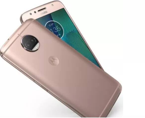 ਮੋਟੋ G5S ਪਲੱਸ ਦੀ ਗੱਲ ਕਰੀਏ ਤਾਂ ਇਸ ਵਿੱਚ 5.5 ਇੰਚ ਦੀ ਸਕਰੀਨ ਦਿੱਤੀ ਗਈ ਹੈ ਜਿਸ ਦੀ ਰੈਜਿਊਲੇਸ਼ਨ 1080x1920 ਪਿਕਸਲ ਹੈ। ਇਸ ਵਿੱਚ ਸਨੈਪ ਡਰੈਗਨ 625 ਪ੍ਰੋਸੈਸਰ ਦਿੱਤਾ ਗਿਆ ਹੈ। ਰੈਮ ਦੇ ਅਧਾਰ 'ਤੇ ਇਸ ਦੇ ਦੋ ਵੈਰੀਐਂਟ 3GB RAM+32GB ਤੇ 4 GBRAM+64 GB ਲਾਂਚ ਕੀਤੇ ਗਏ ਹਨ।