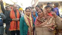 ਜਮਹੂਰੀਅਤ ਦੇ ਰੰਗ: ਪੰਜ ਪੜ੍ਹੀ ਪਰਵਾਸੀ ਮਹਿਲਾ ਪਈ ਕਾਂਗਰਸ ਤੇ ਬੀਜੇਪੀ \'ਤੇ ਭਾਰੀ