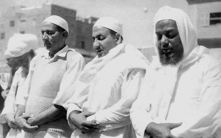 24 ਦਸੰਬਰ, 1924 ਨੂੰ ਮੁਹੰਮਦ ਰਫ਼ੀ ਦਾ ਜਨਮ ਪੰਜਾਬ ਦੇ ਕੋਟਲਾ ਸੁਲਤਾਨ ਸਿੰਘ ਪਿੰਡ ਦੇ ਇੱਕ ਮੱਧ ਵਰਗੀ ਮੁਸਲਿਮ ਪਰਿਵਾਰ ਵਿੱਚ ਹੋਇਆ ਸੀ। ਰਫ਼ੀ ਨੂੰ ਸੰਗੀਤ ਦੀ ਪ੍ਰੇਰਨਾ ਇੱਕ ਫਕੀਰ ਤੋਂ ਮਿਲੀ ਜੋ ਉਨ੍ਹਾਂ ਦੀ ਜ਼ਿੰਦਗੀ ਦੀਆਂ ਸਭ ਤੋਂ ਦਿਲਚਸਪ ਗੱਲਾਂ 'ਚੋਂ ਇੱਕ ਹੈ। 
