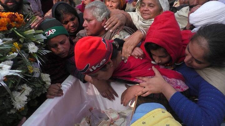 ਇਸ ਮੌਕੇ 'ਆਪ' ਵਿਧਾਇਕ ਬਲਜਿੰਦਰ ਕੌਰ, ਡੀ.ਸੀ. ਦੀਪਰਵਾ ਲਾਕਰ, ਪੁਲਿਸ ਕਪਤਾਨ ਤੇ ਹੋਰ ਕਈ ਪ੍ਰਸ਼ਾਸਨਿਕ ਅਧਿਕਾਰੀਆਂ ਨੇ ਸ਼ਹੀਦ ਨੂੰ ਸ਼ਰਧਾਂਜਲੀਆਂ ਦਿੱਤੀਆਂ ਤੇ ਪਰਿਵਾਰ ਨਾਲ ਦੁੱਖ ਸਾਂਝਾ ਕੀਤਾ। 