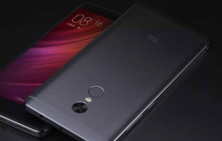 Redmi Note 4(9,999) : ਸ਼ਿਓਮੀ ਦਾ ਨੋਟ 4 ਸਮਾਰਟਫੋਨ ਕੰਪਨੀ ਦਾ ਸਾਲ 2017 ਦਾ ਸਭਤੋਂ ਸਕਸੈੱਸਫੁੱਲ ਸਮਾਰਟਫੋਨ ਹੈ. ਰੈਡਮੀ ਨੋਟ 4 ਵਿੱਚ 3 ਜੀਬੀ ਰੈਮ ਅਤੇ 32 ਜੀਬੀ ਮੈਮੋਰੀ ਦਿੱਤੀ ਗਈ ਹੈ.ਰੈਡਮੀ ਨੋਟ 4 ਵਿੱਚ 5.5 ਇੰਚ ਦਾ ਫੁੱਲ ਐਚਡੀ ਡਿਸਪਲੇ ਅਤੇ ਕਵਾਰਡਕੋਰ ਸਨੈਪ ਡਰੈਗਨ 625 ਪ੍ਰੋਸੈਸਰ ਦਿੱਤਾ ਗਿਆ ਹੈ. ਇਸ ਵਿੱਚ 4100mAh ਦੀ ਬੈਟਰੀ ਹੈ. 3 ਮੇਗਾਪਿਕਸਲ ਦਾ ਰਿਅਰ ਅਤੇ 5 ਮੇਗਾਪਿਕਸਲ ਦਾ ਸੈਲਫੀ ਕੈਮਰਾ ਦਿੱਤਾ ਗਿਆ ਹੈ.