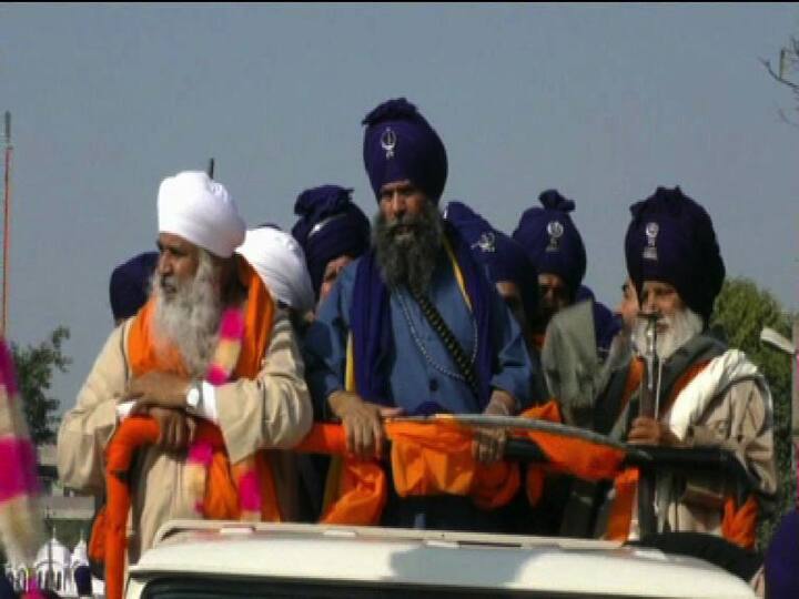 ਫ਼ਤਿਹਗੜ੍ਹ ਸਾਹਿਬ: ਸਰਬੰਸਦਾਨੀ ਗੁਰੂ ਗੋਬਿੰਦ ਸਿੰਘ ਜੀ ਦੇ ਛੋਟੇ ਸਾਹਿਬਜ਼ਾਦੇ ਬਾਬਾ ਜ਼ੋਰਾਵਰ ਸਿੰਘ, ਬਾਬਾ ਫ਼ਤਿਹ ਸਿੰਘ ਤੇ ਮਾਤਾ ਗੁਜਰੀ ਜੀ ਦੀ ਲਾਸਾਨੀ ਸ਼ਹਾਦਤ ਨੂੰ ਸਮਰਪਿਤ ਨਿਹੰਗਾ ਸਿੰਘਾਂ ਵੱਲੋੰ ਮੁਹੱਲਾ ਸਜਾਇਆ ਗਿਆ। 