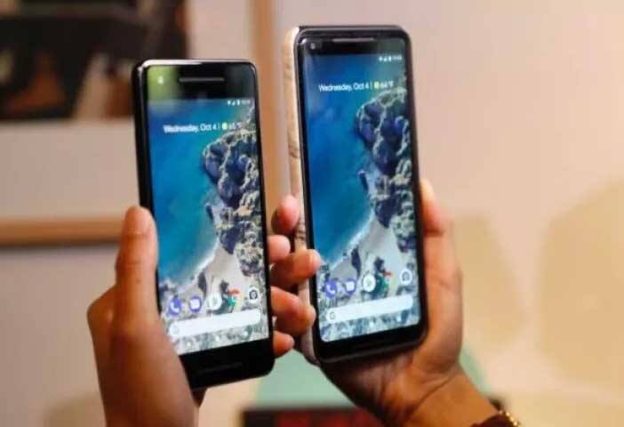 Google Pixel 2 XL:ਗੂਗਲ ਨੇ ਆਪਣੇ ਦੂਜੇ ਫਲੈਗਸ਼ਿਪ ਡਿਵਾਈਸ ਪਿਕਸਲ 2 XL ਦੀ ਕੀਮਤ ਵਿੱਚ 5,000 ਰੁਪਏ ਦੀ ਕਟੌਤੀ ਕੀਤੀ ਹੈ. ਇਸਦਾ 64 ਜੀਬੀ ਮਾੱਡਲ 67,999 ਰੁਪਏ ਵਿੱਚ ਉਪਲੱਬਧ ਹੈ ਜਿਸਨੂੰ 73,000 ਰੁਪਏ ਵਿੱਚ ਲਾਂਚ ਕੀਤਾ ਗਿਆ ਸੀ. Google Pixel 2 XL ਵਿੱਚ 6 ਇੰਚ ਸਕਰੀਨ ਦਿੱਤੀ ਗਈ ਹੈ. ਡਿਸਪਲੇ ਲੱਗਭੱਗ ਏਜ-ਟੂ-ਏਜ ਡਿਸਪਲੇ ਦੇ ਨਾਲ ਆਉਂਦਾ ਹੈ. 12.2 ਮੇਗਾਪਿਕਸਲ ਦਾ ਰਿਅਰ ਕੈਮਰਾ ਦਿੱਤਾ ਗਿਆ ਹੈ ਜੋ F1.8 ਅਪਰਚਰ ਅਤੇ ਆਪਟਿਕਲ ਇਮੇਜ਼ ਸਟੈਬਲਾਈਜ਼ੇਸ਼ਨ ਦੇ ਨਾਲ ਆਉਂਦਾ ਹੈ. ਓਥੇ ਹੀ ਸੈਲਫੀ ਦੇ ਲਈ 8 ਮੇਗਾਪਿਕਸਲ ਦਾ ਕੈਮਰਾ ਦਿੱਤਾ ਗਿਆ ਹੈ.