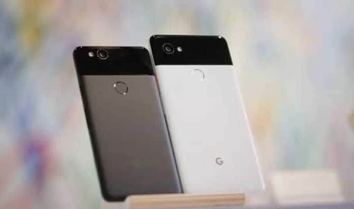 Google Pixel2: ਗੂਗਲ ਦੇ ਸਾਲ 2017 ਦਾ ਫਲੈਗਸ਼ਿਪ ਪਿਕਸਲ 2 ਦੀ ਕੀਮਤ ਵਿੱਚ 11,000 ਰੁਪਏ ਦੀ ਕਟੌਤੀ ਕੀਤੀ ਗਈ ਹੈ. ਪਿਕਸਲ 2 ਦਾ 64 ਜੀਬੀ ਮਾੱਡਲ ਹੁਣ 49,999 ਰੁਪਏ ਵਿੱਚ ਉਪਲੱਬਧ ਹੈ. ਇਸਨੂੰ ਕੰਪਨੀ ਨੇ 61,000 ਰੁਪਏ ਵਿੱਚ ਲਾਂਚ ਕੀਤਾ ਸੀ. ਇਸਨੂੰ ਸਾਲ ਦਾ ਸਭ ਤੋਂ ਬਿਹਤਰੀਨ ਸਮਾਰਟਫੋਨ ਮੰਨਿਆ ਜਾ ਰਿਹਾ ਹੈ.ਪਿਕਸਲ 2 ਵਿੱਚ 5 ਇੰਚ ਸਕਰੀਨ ਦਿੱਤੀ ਗਈ ਹੈ, ਸਨੈਪਡਰੈਗਨ 835 ਪ੍ਰੋਸੈਸਰ ਅਤੇ 4 ਜੀਬੀ ਰੈਮ ਦਿੱਤੀ ਗਈ ਹੈ. 12.2 ਮੇਗਾਪਿਕਸਲ ਦਾ ਰਿਅਰ ਕੈਮਰਾ ਦਿੱਤਾ ਗਿਆ ਹੈ ਜੋ F1.8 ਅਪਰਚਰ ਅਤੇ ਆਪਟਿਕਲ ਇਮੇਜ਼ ਸਟੈਬਲਾਈਜ਼ੇਸ਼ਨ ਦੇ ਨਾਲ ਆਉਂਦਾ ਹੈ. ਓਥੇ ਹੀ ਸੈਲਫੀ ਦੇ ਲਈ 8 ਮੇਗਾਪਿਕਸਲ ਦਾ ਕੈਮਰਾ ਦਿੱਤਾ ਗਿਆ ਹੈ.
