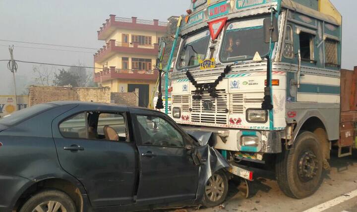 ਅੱਜ ਸਵੇਰੇ ਨਵੇਂ ਬਣ ਰਹੇ ਕੌਮੀ ਮਾਰਗ 'ਤੇ ਅੱਜ ਸਵੇਰੇ ਟਰੱਕ ਤੇ ਕਾਰ ਦੀ ਆਹਮੋ-ਸਾਹਮਣੀ ਟੱਕਰ ਹੋਣ ਕਾਰਨ ਇੱਕ ਔਰਤ ਸਮੇਤ 3 ਲੋਕਾਂ ਦੀ ਮੌਤ ਹੋ ਗਈ। ਇਸ ਹਾਦਸੇ ਵਿੱਚ ਇੱਕ ਕੁੜੀ ਦੇ ਜ਼ਖ਼ਮੀ ਹੋਣ ਦੀ ਵੀ ਖ਼ਬਰ ਹੈ। ਮ੍ਰਿਤਕਾਂ ਵਿੱਚ ਭਗਵਾਨ ਦਾਸ ਤੇ ਉਸ ਦੀ ਪਤਨੀ ਸਰੋਜ ਰਾਣੀ ਸ਼ਾਮਲ ਹਨ। 