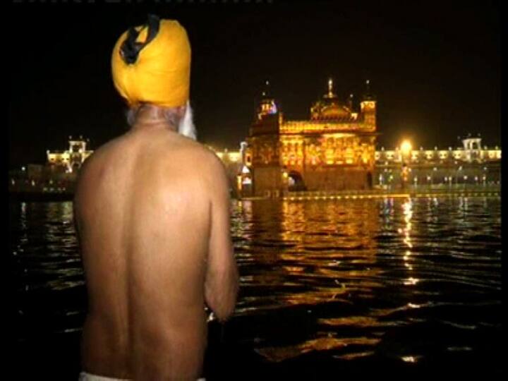 ਸਿਫਤੀ ਦੇ ਘਰ ਸ੍ਰੀ ਦਰਬਾਰ ਸਾਹਿਬ ਵਿਖੇ ਲੱਖਾਂ ਸ਼ਰਧਾਲੂਆਂ ਨੇ ਮੱਧਾ ਟੇਕ ਕੇ ਨਵੇਂ ਵਰ੍ਹੇ ਦੀ ਸ਼ੁਰੂਆਤ ਕੀਤੀ। 31 ਦਸੰਬਰ ਤੋਂ ਹੀ ਭਾਰੀ ਗਿਣਤੀ 'ਚ ਸੰਗਤ ਦਾ ਪਹੁੰਚਣਾ ਸ਼ੁਰੂ ਹੋ ਗਿਆ ਸੀ। ਇਸ ਮੌਕੇ ਸੰਗਤ ਨੇ ਪਵਿੱਤਰ ਸਰੋਵਰ 'ਚ ਇਸ਼ਨਾਨ ਵੀ ਕੀਤਾ।