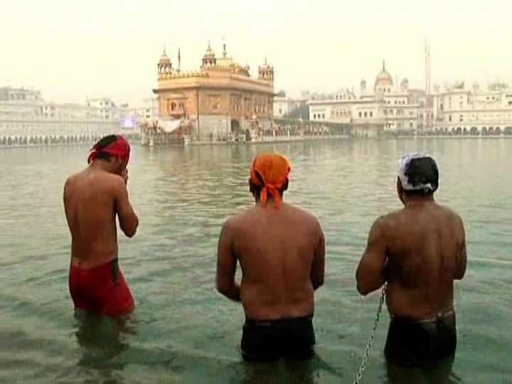 ਪੰਜਾਬ ਦੇ ਬਾਹਰੋਂ ਆਈ ਸੰਗਤ ਨੇ ਵੀ ਮੱਥਾ ਟੇਕਿਆ। ਨਵੇਂ ਸਾਲ ਮੌਕੇ ਦਰਬਾਰ ਸਾਹਿਬ ਨਤਮਸਤਕ ਹੋ ਕੇ ਆਪਣੇ ਆਪ ਨੂੰ ਭਾਗਾਂ ਵਾਲੇ ਸਮਝਿਆ। 