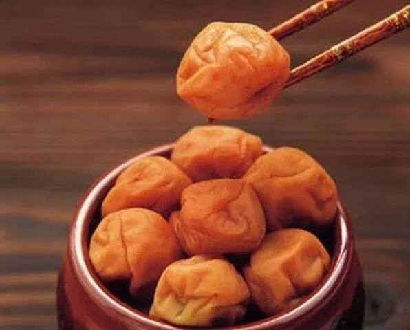 ਜਾਪਾਨ: ਇਹ ਲੋਕ ਮਸਾਲੇਦਾਰ ਉਮੀਬੋਸ਼ੀ ਆਚਾਰ ਖਾਂਦੇ ਹਨ, ਜੋ ਬੇਰੀ ਜਾਂ ਖੁਬਾਣੀ ਦੀ ਤਰ੍ਹਾਂ ਹੁੰਦਾ ਹੈ।