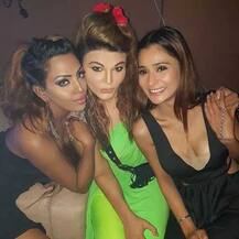 ਨਵੇਂ ਸਾਲ ਦੇ ਜਸ਼ਨਾਂ ਮੌਕੇ ਰਾਖੀ ਤੇ ਸਨਾ ਖ਼ਾਨ ਨੇ ਕੀਤੀ ਖੂਬ ਮਸਤੀ। 