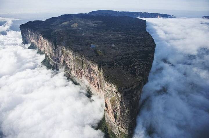 Mount Roraima ਬ੍ਰਾਜ਼ੀਲ ਦੇ ਪਹਾੜ ਸਾਹਮਣੇ ਬੱਦਲ ਵੀ ਆਪਣੇ ਆਪ ਨੂੰ ਬੌਣਾ ਸਮਝਦੇ ਹਨ।