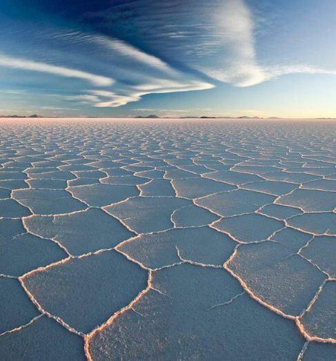 ਬੋਲੀਵੀਆ ਦੇ Salar de Uyuni ਨੂੰ ਦੁਨੀਆ ਦਾ ਸਭ ਤੋਂ ਵੱਡਾ ਸ਼ੀਸ਼ਾ ਵੀ ਕਿਹਾ ਜਾਂਦਾ ਹੈ।