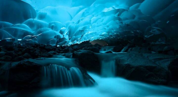 ਅਲਾਸਕਾ ਦੀ Mendenhall Ice ਗੁਫਾਵਾਂ ਅਜਿਹੀਆਂ ਲੱਗਦੀਆਂ ਹਨ ਜਿਵੇਂ 3D ਦੁਨੀਆ ਵਿੱਚ ਆ ਗਏ ਹੋਵੋ।