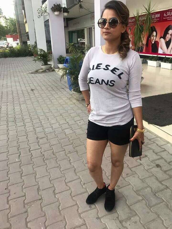 ਦੋਨਾਂ ਦੀ ਮੁਲਾਕਾਤ ਮੁੰਬਈ ਦੇ ਇੱਕ ਡਾਂਸ ਬਾਰ ਵਿੱਚ ਹੋਈ ਸੀ। 