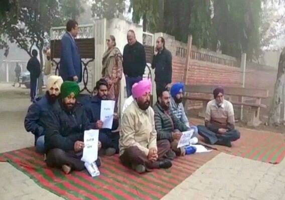 ਬਰਨਾਲਾ: ਪੰਜਾਬ ਦੇ ਸਹਿਕਾਰੀ ਬੈਂਕ ਨੇ ਹੁਣ ਆਪਣੀ ਕਰਜ਼ਾ ਵਸੂਲੀ ਲਈ ਧਰਨੇ ਦੀ ਨੀਤੀ ਅਪਣਾ ਲਈ ਹੈ। 