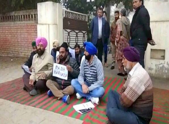 ਇਸ ਕੜੀ ਵਜੋਂ ਬੈਂਕ ਮੁਲਾਜ਼ਮਾਂ ਨੇ ਬਰਨਾਲਾ ਦੀ ਹਿੰਦ ਮੋਟਰਜ਼ ਦੀ ਮਾਲਕਣ ਤੇ ਅਕਾਲੀ ਦਲ ਦੀ ਆਗੂ ਬੀਬੀ ਰਜਿੰਦਰ ਕੌਰ ਦੇ ਘਰ ਅੱਗ ਧਰਨਾ ਦਿੱਤਾ। 