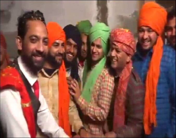 ਲਖਵਿੰਦਰ ਸਿੰਘ ਪੇਸ਼ ਤੋਂ ਆਰ.ਐਮ.ਪੀ. ਡਾਕਟਰ ਹੈ। ਉਹ ਜਦੋਂ ਦੁਹਲਾ ਬਣ ਕੇ ਬਲਾਚੌਰ ਦੀ ਰਹਿਣ ਵਾਲੀ ਦਵਿੰਦਰ ਕੌਰ ਦੇ ਘਰ ਬਾਰਾਤ ਲੈ ਕੇ ਗਿਆ ਤਾਂ ਬਾਰਾਤ ਦੇ ਸੁਆਗਤ ਵਿੱਚ ਖੜ੍ਹੇ ਲੋਕ ਹੈਰਾਨ ਹੋ ਗਏ। 