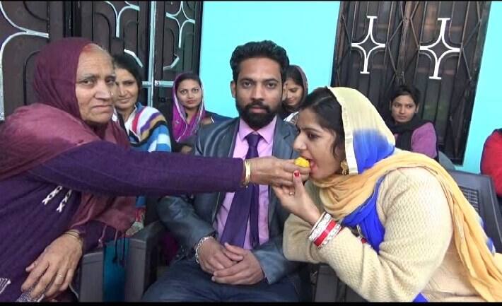 ਲਖਵਿੰਦਰ ਦੀ ਮਾਤਾ ਨੂੰ ਵੀ ਆਪਣੇ ਬੇਟੇ ਉੱਤੇ ਮਾਣ ਹੈ। ਉਨ੍ਹਾਂ ਨੇ ਕਰਜ਼ਾ ਚੁੱਕੇ ਵਿਆਹ ਕਰਨ ਦੀ ਥਾਂ ਉਸ ਦੇ ਬੇਟੇ ਨੇ ਸਾਦੇ ਢੰਗ ਨਾਲ ਵਿਆਹ ਕਰਨ ਨਾਲ ਉਸ ਨੂੰ ਬਹੁਤ ਖ਼ੁਸ਼ੀ ਹੈ। 