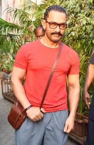 ਕੈਪਰੀ ਦੇ ਨਾਲ ਚੱਪਲ ਆਮਿਰ ਨੂੰ ਬੇਹੱਦ ਕੈਜ਼ੂਅਲ ਲੁੱਕ ਦੇ ਰਹੇ ਸਨ। 