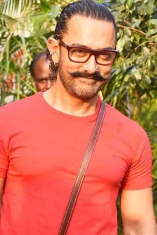 ਠੱਗਸ ਆਫ ਹਿੰਦੁਸਤਾਨ ਨਾਲ ਆਮਿਰ ਦਾ ਲੁੱਕ ਕਾਫੀ ਸਮਾਂ ਪਹਿਲਾਂ ਸਾਹਮਣੇ ਆਇਆ ਸੀ। ਆਮਿਰ ਦੇ ਲੁੱਕ ਦੇ ਨਾਲ-ਨਾਲ ਕੁਝ ਦਿਨ ਪਹਿਲਾਂ ਸੋਸ਼ਲ ਮੀਡੀਆ 'ਤੇ ਇਸ ਫ਼ਿਲਮ ਦੇ ਸੈੱਟ ਦੀਆਂ ਕੁਝ ਤਸਵੀਰਾਂ ਲੀਕ ਹੋ ਗਈਆਂ ਸਨ ਜੋ ਕਾਫੀ ਵਾਇਰਲ ਹੋਈਆਂ। 