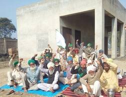 ਕਿਸਾਨਾਂ ਦੇ ਰੋਸ ਤੋਂ ਡਰੇ ਅਧਿਕਾਰੀ, ਜ਼ਮੀਨ ਨਿਲਾਮ ਹੋਣ ਤੋਂ ਬਚੀ