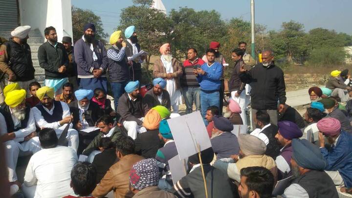ਸਰਕਾਰ ਦੇ ਇਸ ਸਮਾਗਮ ਵਿੱਚ ਹਾਲੇ ਤਕ ਵਿੱਤ ਮੰਤਰੀ ਮਨਪ੍ਰੀਤ ਬਾਦਲ ਤੇ ਕੈਬਨਿਟ ਮੰਤਰੀ ਰਾਣਾ ਗੁਰਜੀਤ ਪਹੁੰਚ ਚੁੱਕੇ ਹਨ। ਮੁੱਖ ਮੰਤਰੀ ਤਕਰੀਬਨ ਡੇਢ ਕੁ ਵਜੇ ਪਹੁੰਚਣਗੇ ਤੇ ਕਿਸਾਨਾਂ ਨੂੰ ਕਰਜ਼ ਮੁਆਫੀ ਦੇ ਪ੍ਰਮਾਣ ਪੱਤਰ ਦੇਣੇ ਸ਼ੁਰੂ ਕਰਨਗੇ। ਖਹਿਰਾ ਦੇ ਨਾਲ ਮਾਨਸਾ ਤੋਂ ਵਿਧਾਇਕ ਨਾਜਰ ਸਿੰਘ ਮਾਨਸ਼ਾਹੀਆ ਵੀ ਮੌਜੂਦ ਹਨ। 