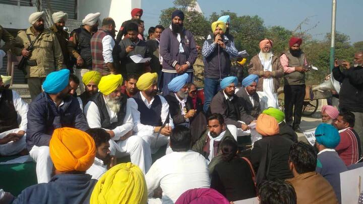 ਵਿਰੋਧੀ ਧਿਰ ਦੇ ਆਗੂ ਸੁਖਪਾਲ ਸਿੰਘ ਖਹਿਰਾ ਦੀ ਅਗਵਾਈ ਵਿੱਚ ਆਮ ਆਦਮੀ ਪਾਰਟੀ ਨੇ ਮੁੱਖ ਮੰਤਰੀ ਕੈਪਟਨ ਅਮਰਿੰਦਰ ਸਿੰਘ ਦਾ ਸਵਾਗਤ ਕਾਲੀਆਂ ਝੰਡੀਆਂ ਨਾਲ ਕਰੇਗੀ। 