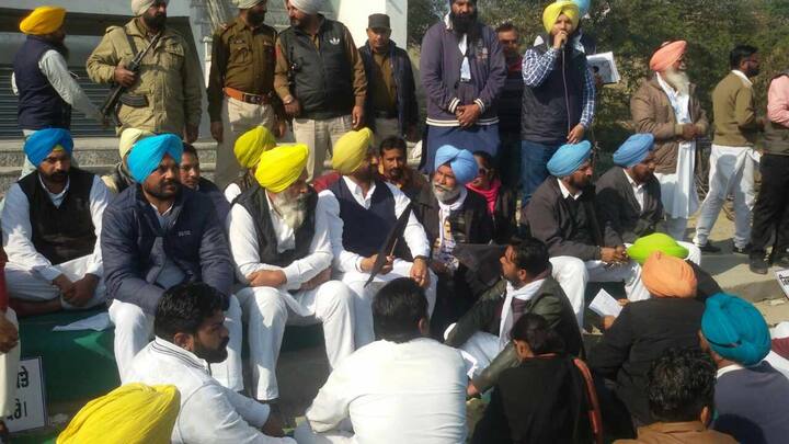 ਆਮ ਆਦਮੀ ਪਾਰਟੀ ਨੇ ਦਾਅਵਾ ਕੀਤਾ ਹੈ ਕਿ ਕੈਪਟਨ ਦੇ ਇਸ ਕਰਜ਼ਾ ਮੁਆਫੀ ਨਾਲ ਕਿਸੇ ਵੀ ਕਿਸਾਨ ਨੂੰ ਫਾਇਦਾ ਨਹੀਂ ਪਹੁੰਚੇਗਾ। 