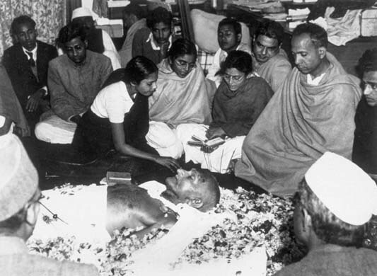 Martyrs' Day 2021: Why Mahatma Gandhi was assassinated, find out who was Nathuram Godse Martyrs' Day 2021: ਮਹਾਤਮਾ ਗਾਂਧੀ ਨੂੰ ਕਿਉਂ ਕੀਤਾ ਗਿਆ ਕਤਲ, ਜਾਣੋ ਕੌਣ ਸੀ ਨੱਥੂਰਾਮ ਗੌਡਸੇ