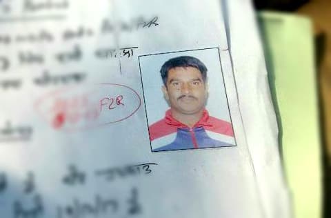 ਕੋਰਟ ਦੀ ਕੰਧ ਟੱਪ ਕੇ ਅਫੀਮ ਤਸਕਰ ਫਰਾਰ ਕੋਰਟ ਦੀ ਕੰਧ ਟੱਪ ਕੇ ਅਫੀਮ ਤਸਕਰ ਫਰਾਰ